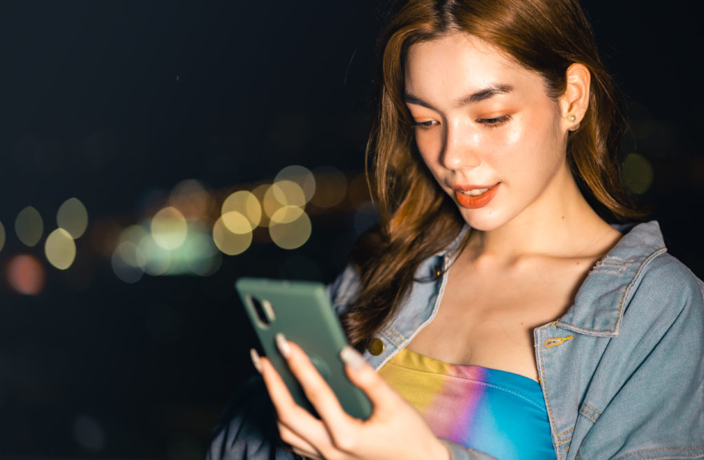 femme avec un téléphone en main